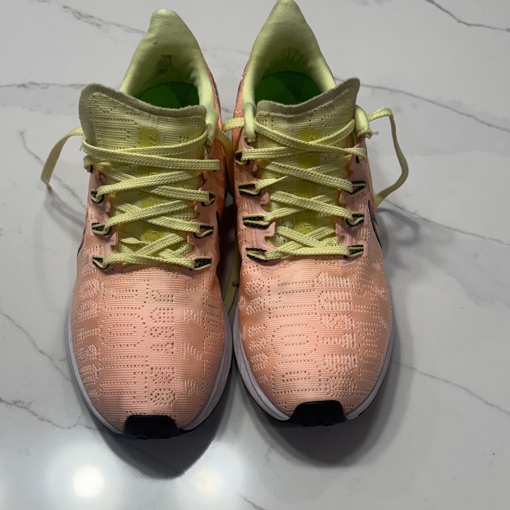 Nike Women's Peach and Black Sneakers GYM - Picture 3 of 17